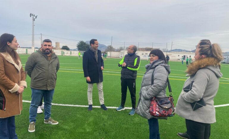 El campo municipal de fútbol de El Verger luce su nuevo césped artificial