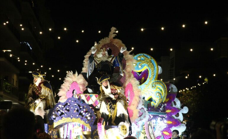 La Cabalgata de Reyes Magos llena de baile, música y magia las calles de Dénia