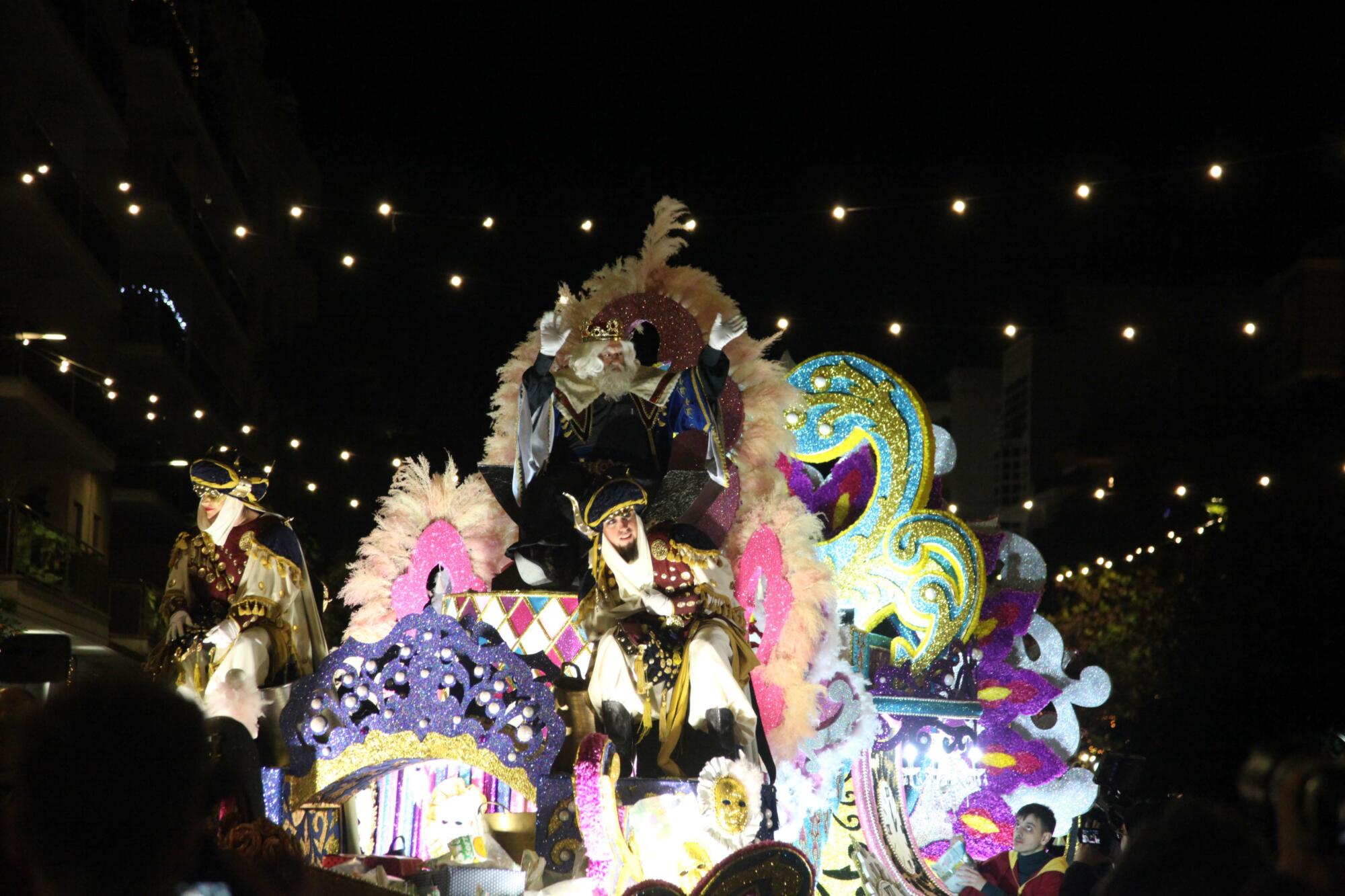 La Cabalgata de Reyes Magos llena de baile, música y magia las calles de Dénia