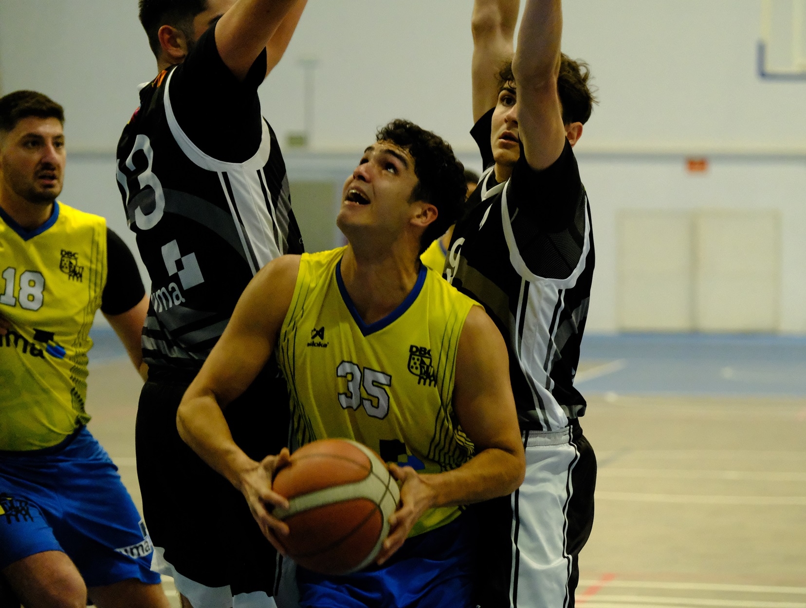 El CB La Vila se llevó la victoria ante el Dénia BC SUMA en un final emocionante (72-69)