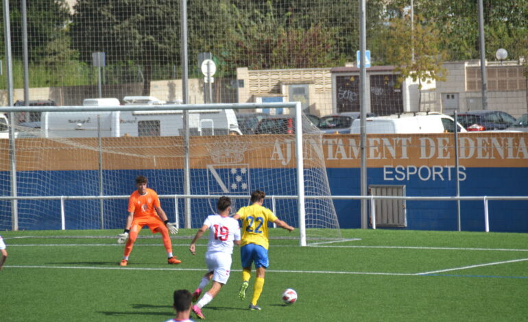 Juanjo Antolí debuta ante su afición en el banquillo del CD Dénia