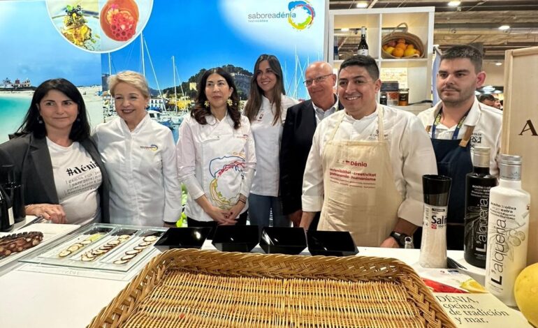 La chef Susi Díaz y la presidenta de Saborea España visitan el stand de Dénia en Madrid Fusión