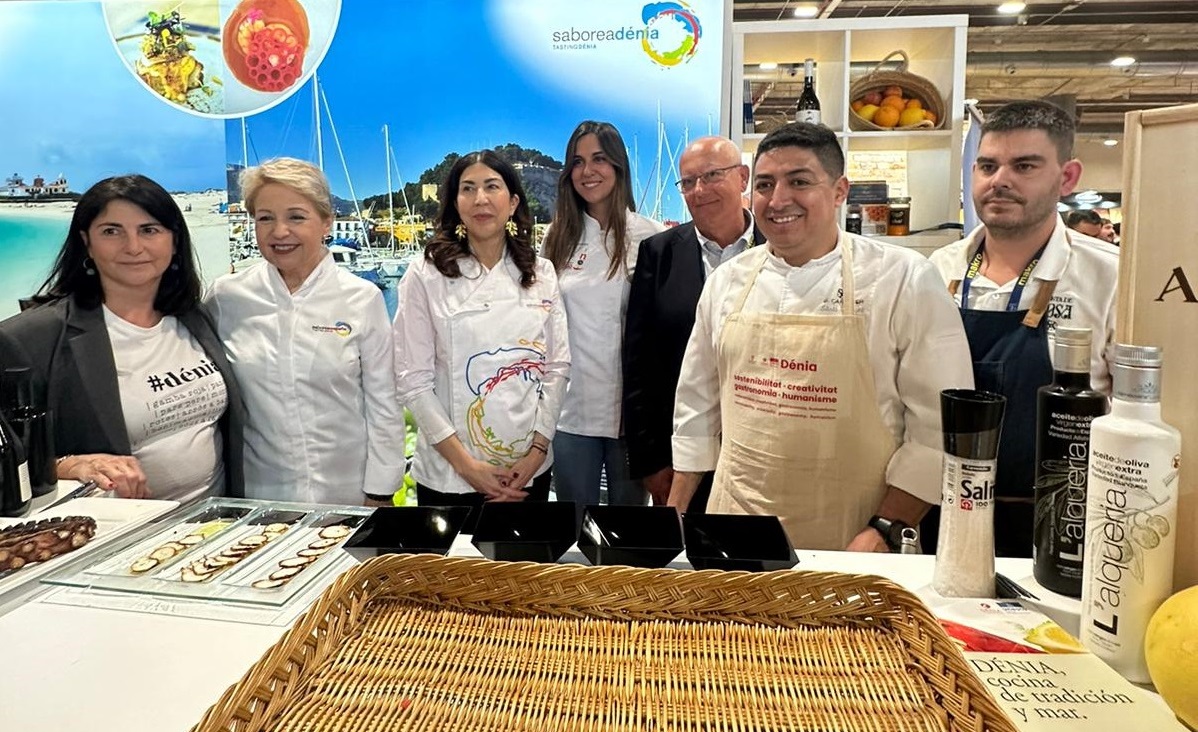 La chef Susi Díaz y la presidenta de Saborea España visitan el stand de Dénia en Madrid Fusión