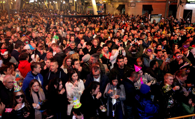 Música y numeroso público dan la bienvenida a 2024 en la Glorieta de Dénia