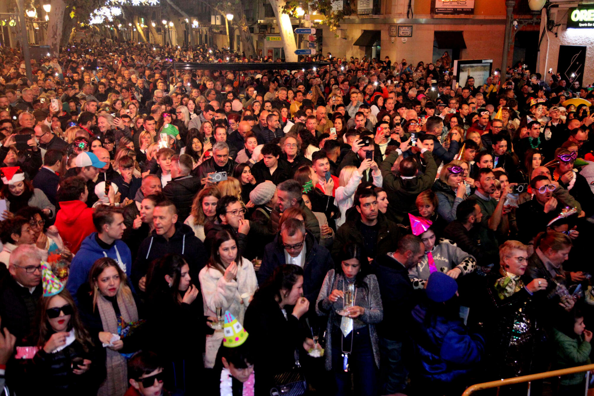 Música y numeroso público dan la bienvenida a 2024 en la Glorieta de Dénia