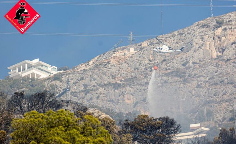 Extinguido el incendio de Altea, que obligó al desalojo de decenas de vecinos