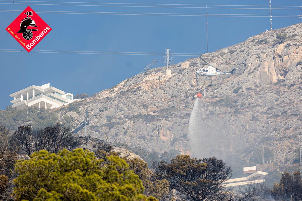 Extinguido el incendio de Altea, que obligó al desalojo de decenas de vecinos