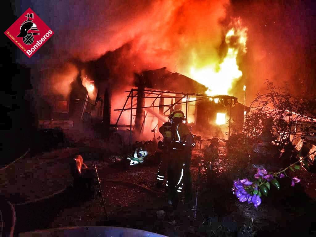 Un fallecido en un incendio de una vivienda de un camping en Benidoleig