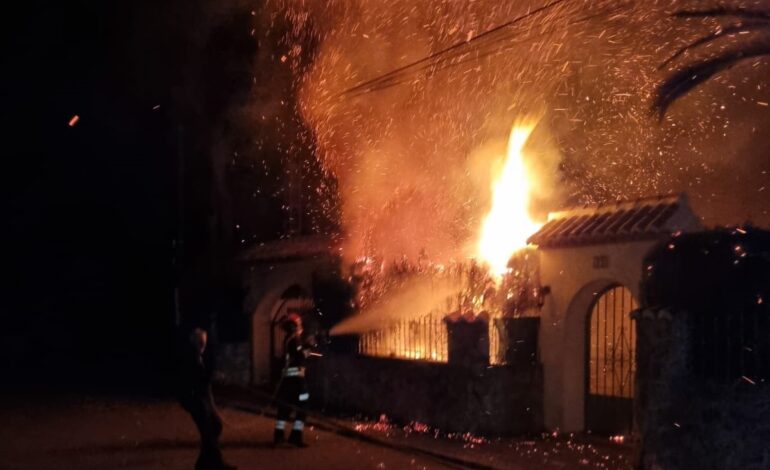 Extinguido el incendio que obligó a desalojar más de 100 vecinos del Tossalet, en Xàbia