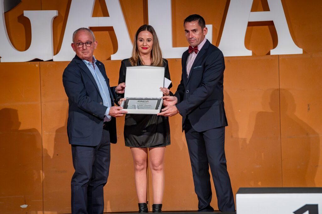 Jessica Albi Recogiendo La Placa De Reconocimiento De Su Padre