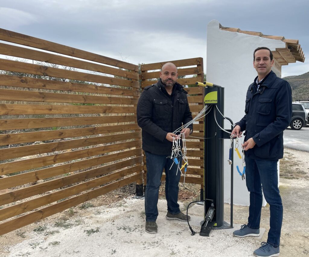 Benissa, Jorge Ivars Y Arturo Poquet En Uno De Los Nuevos Postes De Autoreparacion De Bicicletas En Benissa