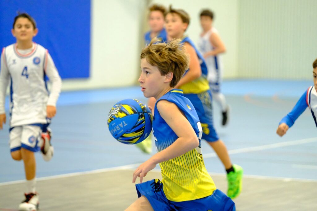 Jugador Alevín Del Dénia Bc Botando La Pelota