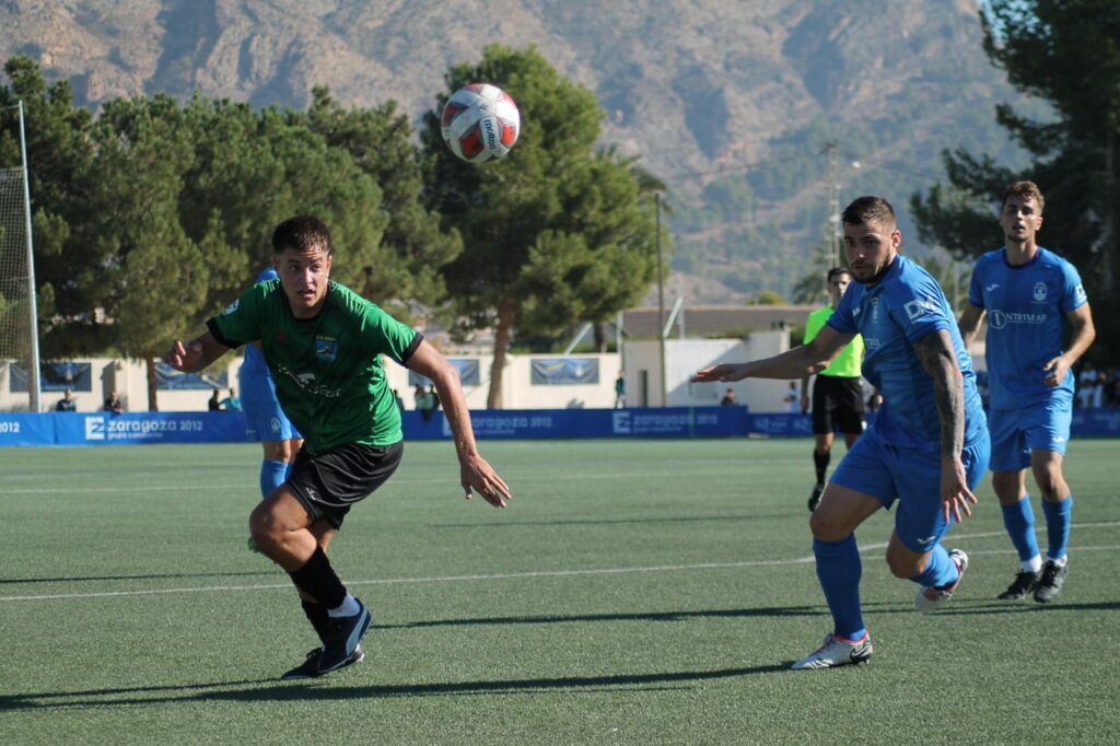 Jugador Del Calpe En Busca De La Pelota