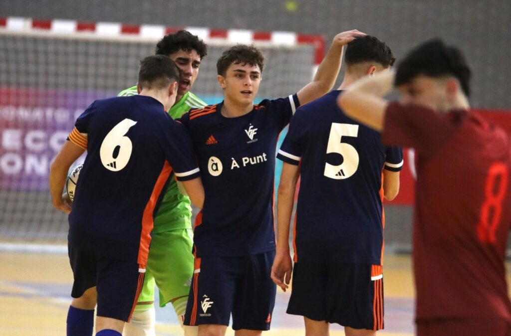 Jugadores De La Selección Valenciana Sub 19 Felicitando A Carlos Alonso Por Su Gol