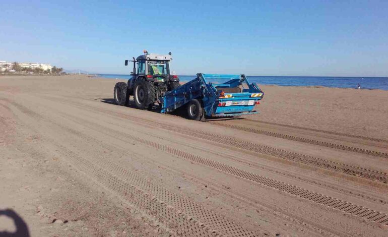 El nuevo contrato de limpieza de playas en Dénia incluye una planta para la posidonia