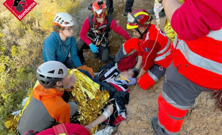 Rescate de dos escaladores en Calp que han sufrido una caída desde 20 metros de altura