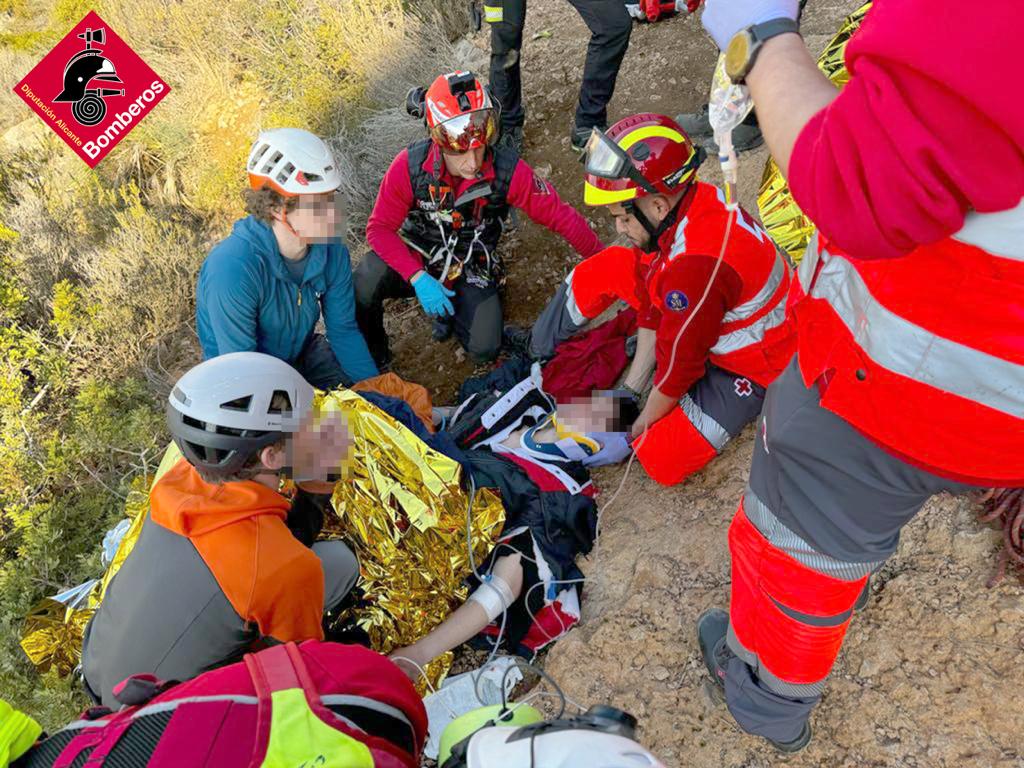 Rescate de dos escaladores en Calp que han sufrido una caída desde 20 metros de altura