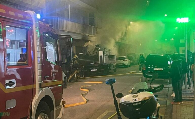 La carga de un camión se incendia en pleno centro de Dénia