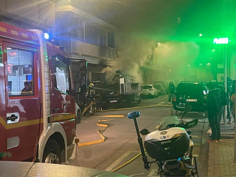 La carga de un camión se incendia en pleno centro de Dénia